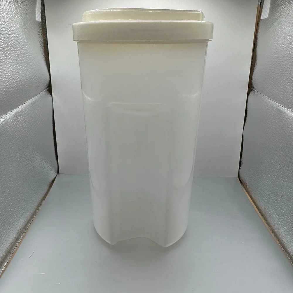 Vintage Rubbermaid 2 Qt EZ Grip Servin Saver Juice Drink Bottle Pitcher with Lid